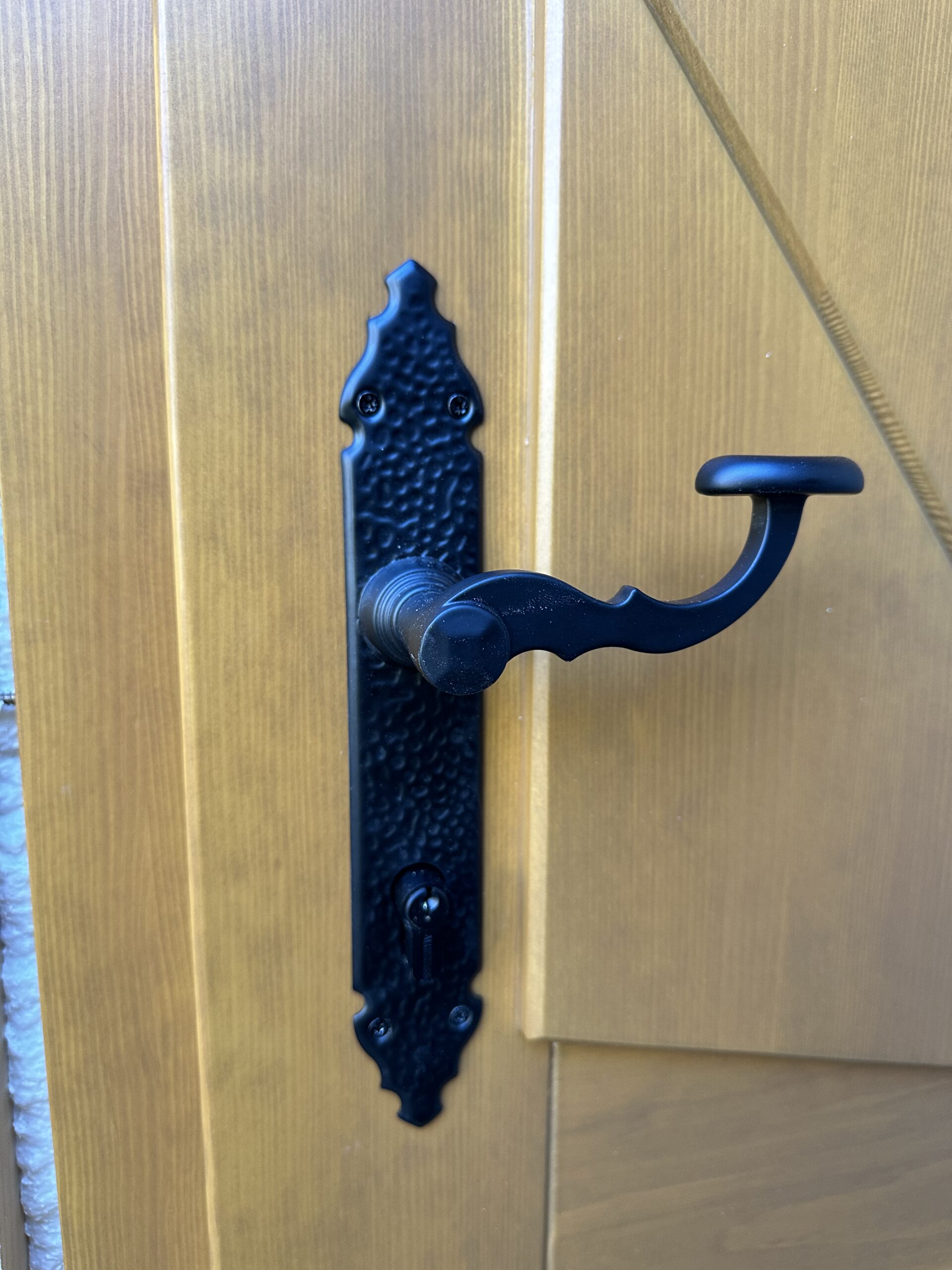 Drzwi drewniane Drzwi drewniane góralskie kute dom z bali Żywiec producent Knapstol