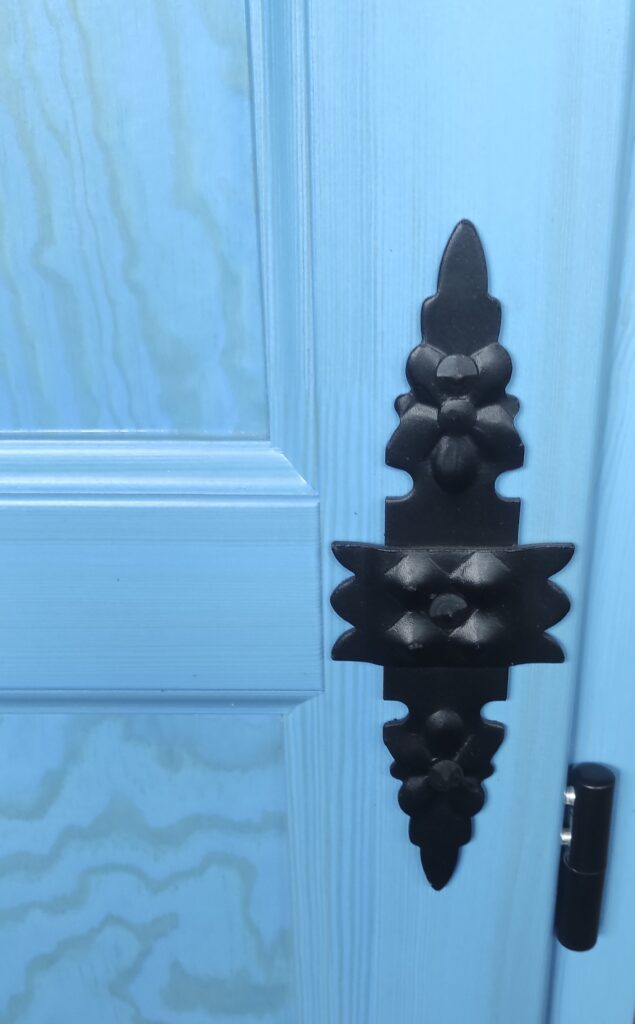 Drzwi drewniane Drzwi drewniane zewnętrzne kute dom z bali Jasło producent Knapstol