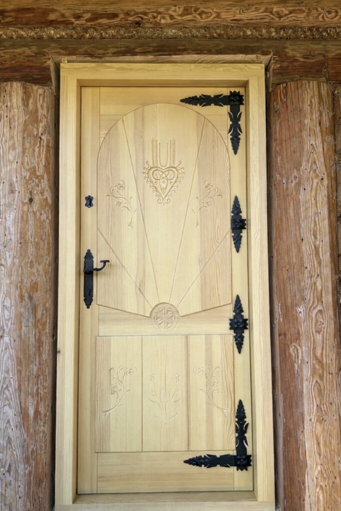 Drzwi drewniane drzwi drewniane góralskie pod wymiar dom z bali Zakopane producent Knapstol