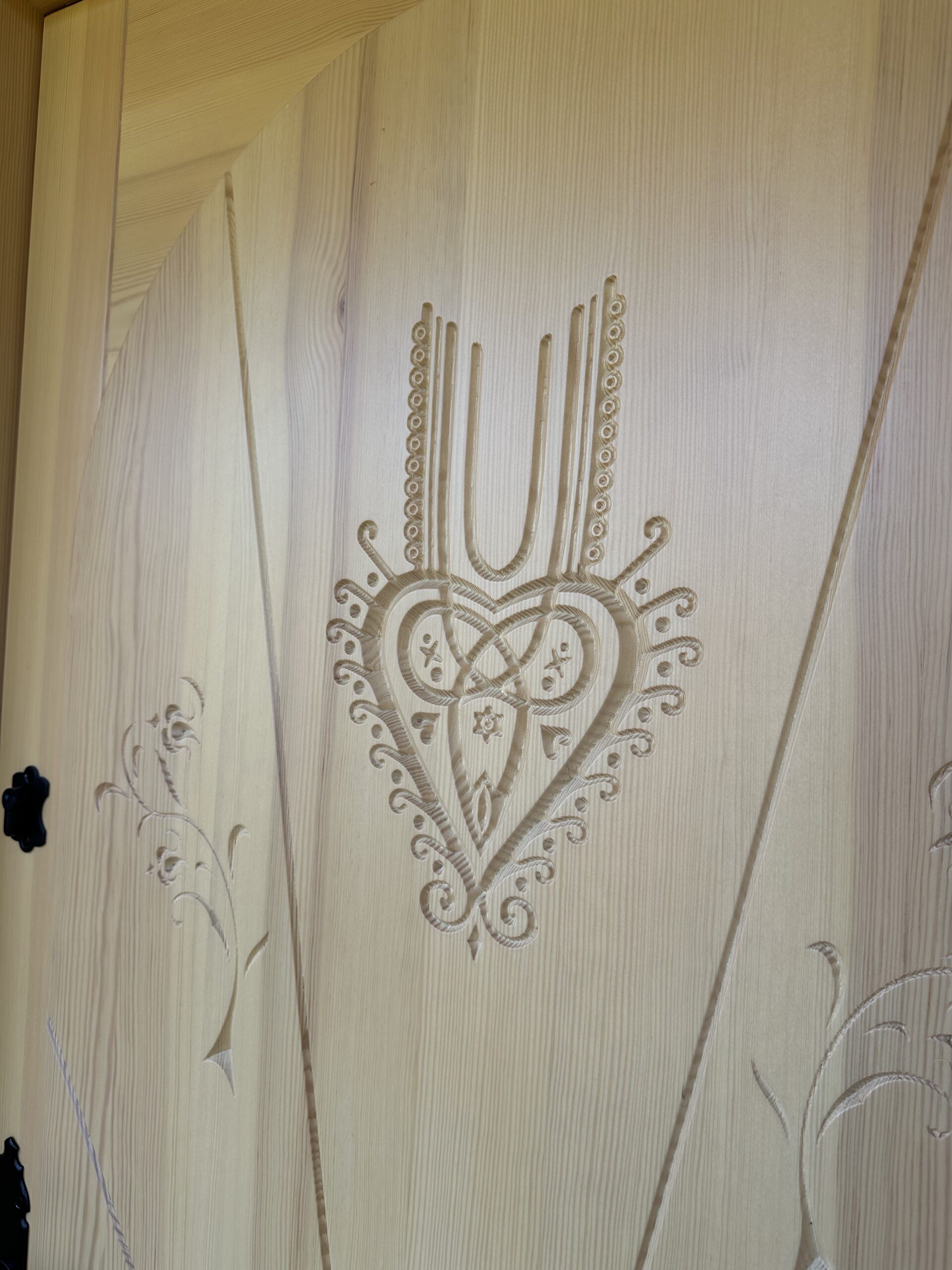 O nas Drzwi drewniane góralskie z parzenicą dom z bali Nowy Targ