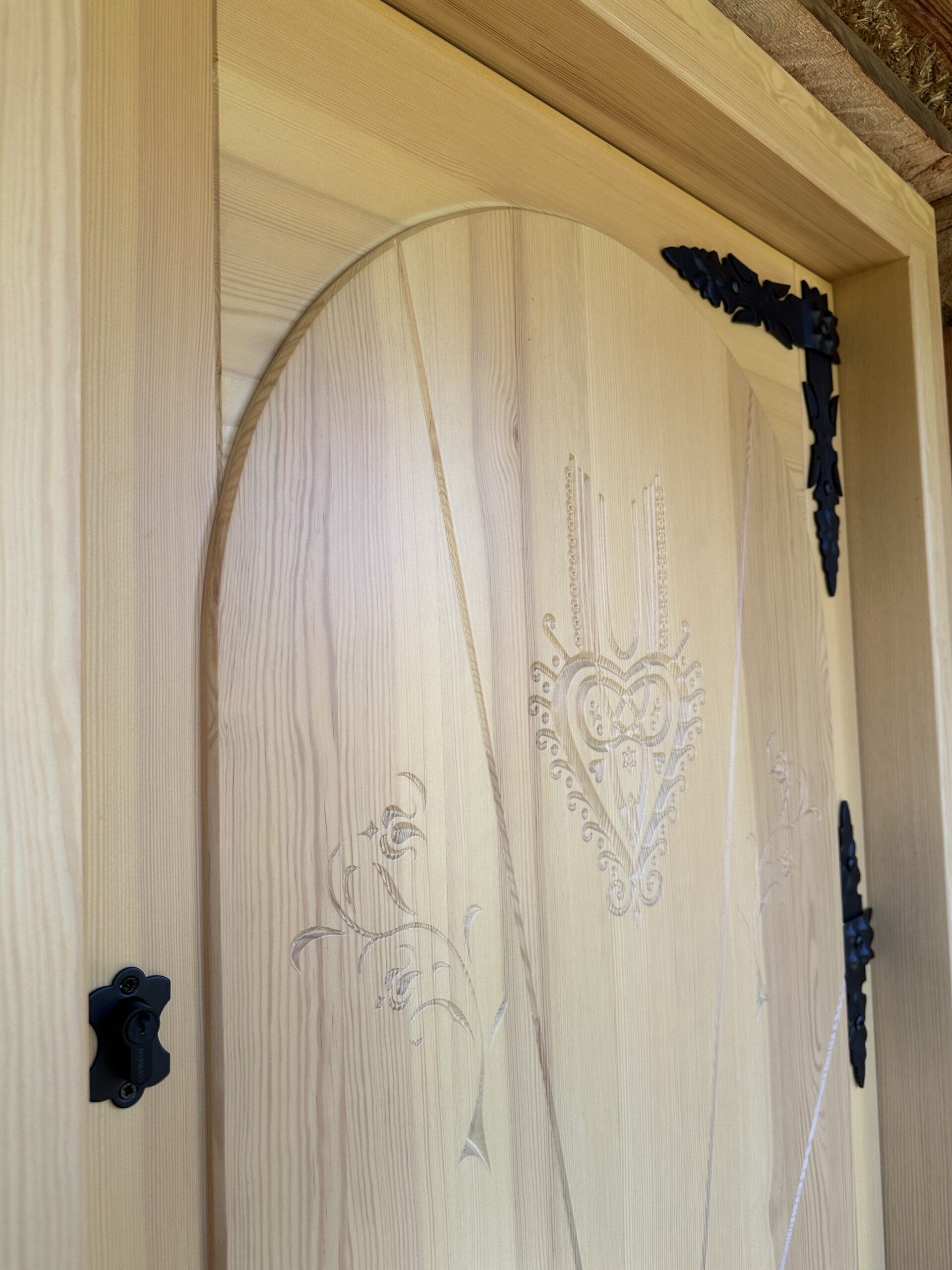 Drzwi drewniane Drzwi drewniane góralskie kute dom z bali Ustroń producent Knapstol