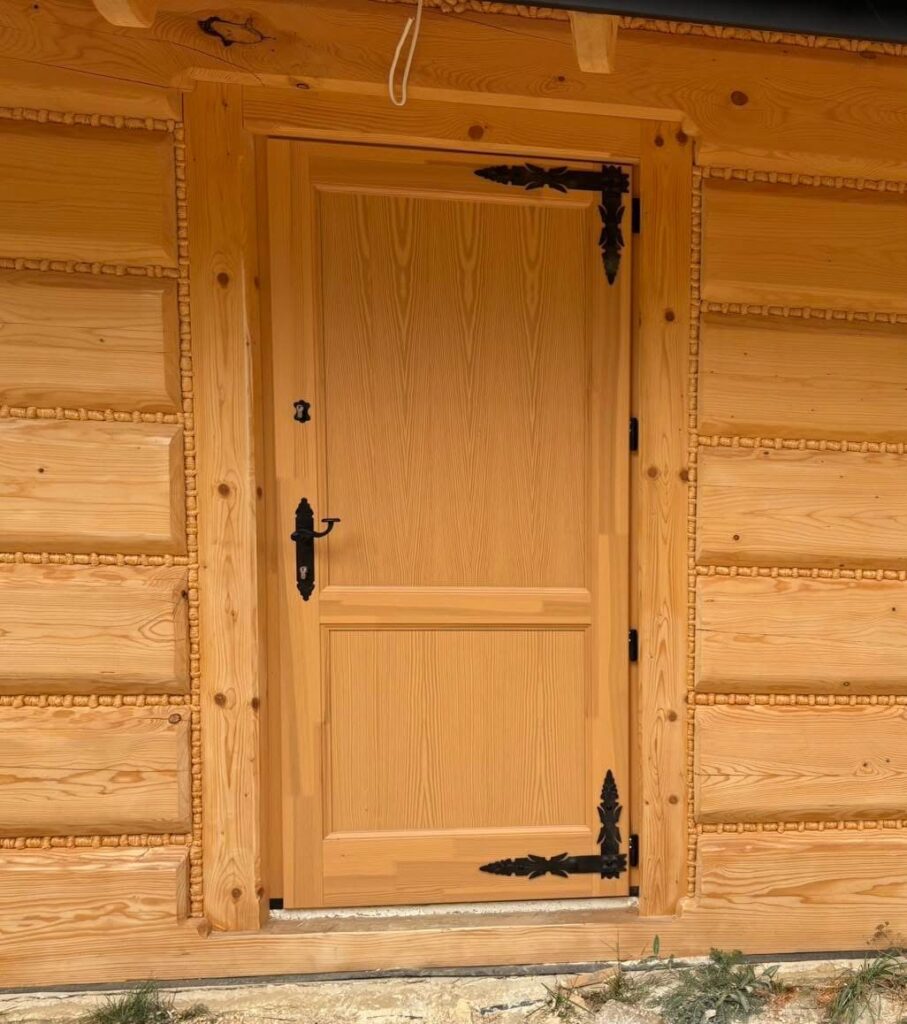 Drzwi drewniane Drzwi drewniane zewnętrzne dom z bali Sucha Beskidzka producent Knapstol